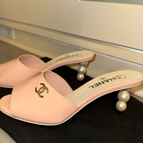 Authentic pink Chanel pearl kitten heels - Picture 2 of 4